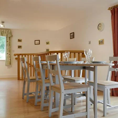 Leyfield Coach House בית נופש *